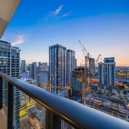 Skyline Chic Downtown Studio Getaway